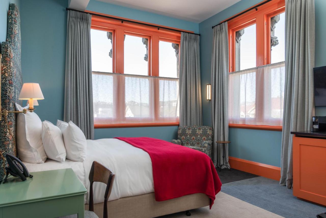 The Observatory Hotel Christchurch Eksteriør billede A guest room at Hotel Valencia
