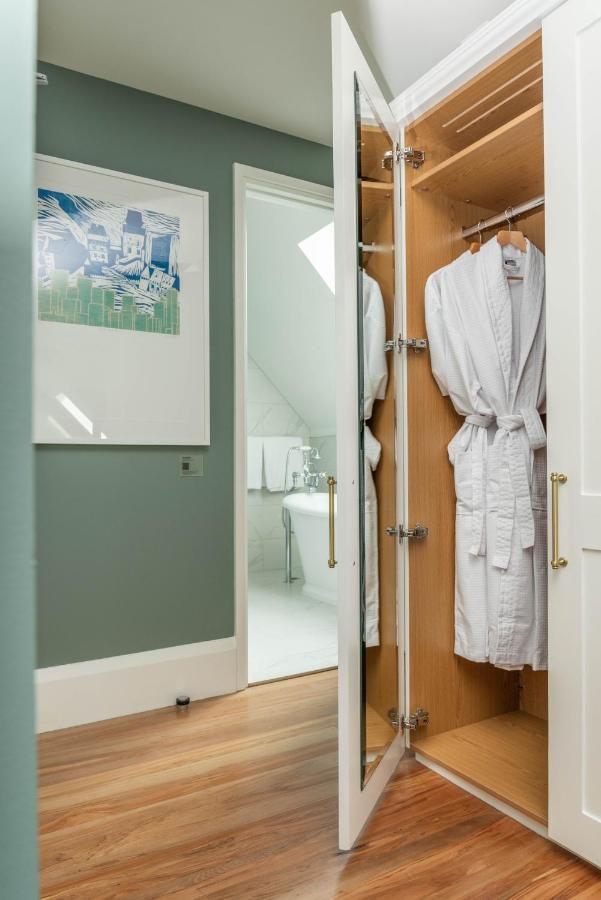 The Observatory Hotel Christchurch Eksteriør billede A bathrobe hanging on a door