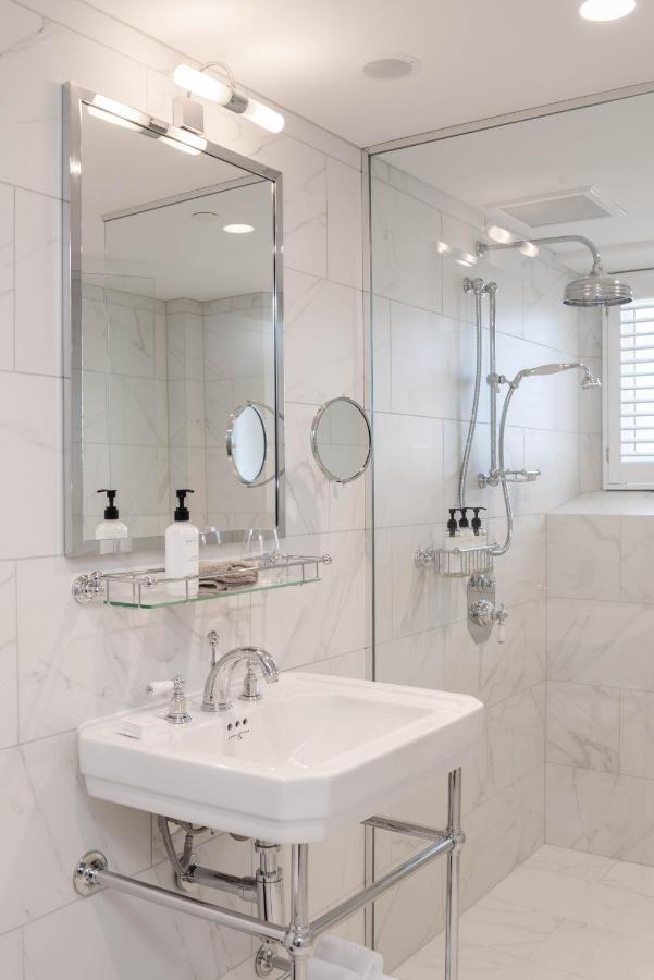 The Observatory Hotel Christchurch Eksteriør billede A shower with a fixed shower head and a handheld shower head